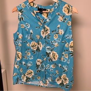 Erika Woman’s Blue Floral Sleeveless Button Top shirt size Medium Petite
